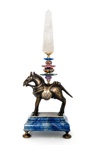 Indisches Bronzepferd, Bergkristallobelisk, zwei individuell gefertigte Muranoglasperlen, Sockel in trompe l`oeil violett bemalt © Klaus Dupont