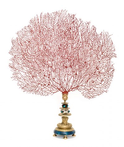 Rot gefasste Fächerkoralle auf Bronzesockel (hochwertiger Guss, Renaissancereplik), 2 individuell gefertigte Muranoglasperlen © Klaus Dupont